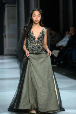 Toronto, ON, Kanada - 7 Aralık 2024: Toronto Çocuk Moda Haftası 'nda Vik' in Eşsiz koleksiyonunda bir model podyumda yürüyor.