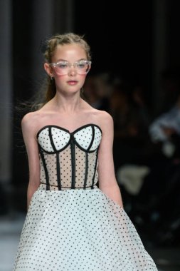 Toronto, ON, Kanada - 7 Aralık 2024: Toronto Çocuk Moda Haftası 'nda Vik' in Eşsiz koleksiyonunda bir model podyumda yürüyor.