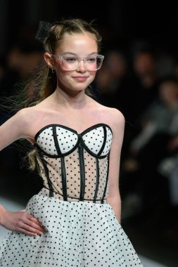 Toronto, ON, Kanada - 7 Aralık 2024: Toronto Çocuk Moda Haftası 'nda Vik' in Eşsiz koleksiyonunda bir model podyumda yürüyor.