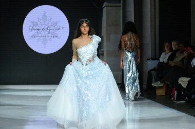 Toronto, ON, Kanada - 7 Aralık 2024: Toronto Çocuk Moda Haftası 'nda Vik' in Eşsiz koleksiyonunda bir model podyumda yürüyor.