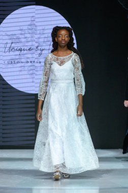 Toronto, ON, Kanada - 7 Aralık 2024: Toronto Çocuk Moda Haftası 'nda Vik' in Eşsiz koleksiyonunda bir model podyumda yürüyor.