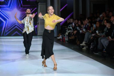 Toronto, ON, Kanada - 7 Aralık 2024 Toronto Çocuk Moda Haftası arasında bir dans gösterisi.