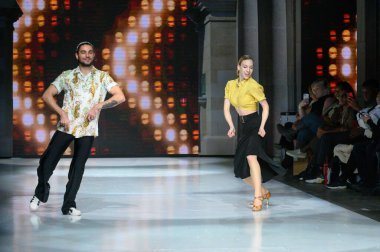 Toronto, ON, Kanada - 7 Aralık 2024 Toronto Çocuk Moda Haftası arasında bir dans gösterisi.