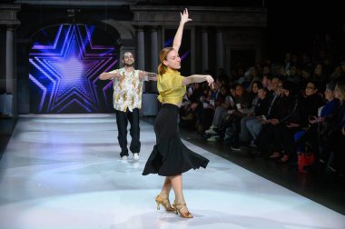 Toronto, ON, Kanada - 7 Aralık 2024 Toronto Çocuk Moda Haftası arasında bir dans gösterisi.