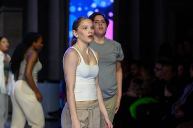 Toronto, ON, Kanada - 7 Aralık 2024 Toronto Çocuk Moda Haftası arasında yapılan bir aradaki çağdaş dans gösterisi.