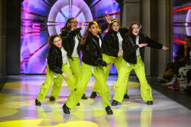 Toronto, ON, Kanada - 7 Aralık 2024 Toronto Çocuk Moda Haftası arasında yapılan bir aradaki çağdaş dans gösterisi.