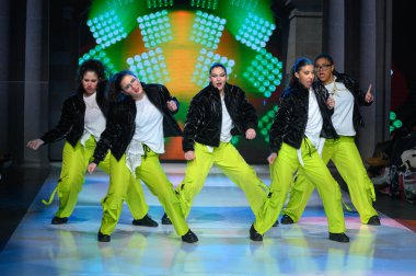 Toronto, ON, Kanada - 7 Aralık 2024 Toronto Çocuk Moda Haftası arasında yapılan bir aradaki çağdaş dans gösterisi.