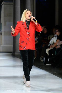 Toronto, ON, Kanada - 7 Aralık 2024: Bir müzik jokeyi Toronto Çocuk Moda Haftası arasında seyircilerle etkileşime geçiyor.