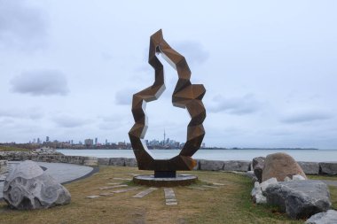 Toronto, ON, Kanada - 1 Ocak 2025: Kamp ateşi, Humber Bay Sahilleri 'nde Kanadalı heykeltıraş Michael Belmore tarafından yaratılan ve Herman Mejia ile işbirliği içinde oluşturulan yeni bir yerli halk sanatı tesisi..