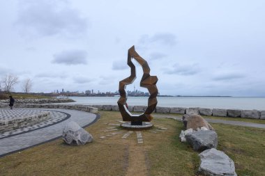 Toronto, ON, Kanada - 1 Ocak 2025: Kamp ateşi, Humber Bay Sahilleri 'nde Kanadalı heykeltıraş Michael Belmore tarafından yaratılan ve Herman Mejia ile işbirliği içinde oluşturulan yeni bir yerli halk sanatı tesisi..