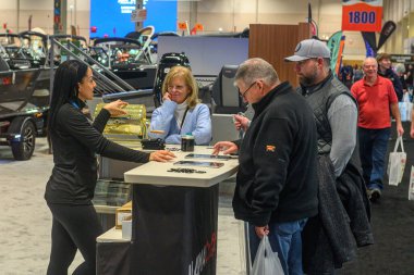Toronto, ON, Kanada 18 Ocak 2025: Sergi, ürünlerini sergideki 67. Toronto Uluslararası Boat Show 'daki sergide ziyaretçilere sunuyor...