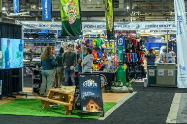 Toronto, ON, Kanada 18 Ocak 2025: Sergi, ürünlerini sergideki 67. Toronto Uluslararası Boat Show 'daki sergide ziyaretçilere sunuyor...