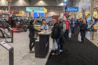 Toronto, ON, Kanada 18 Ocak 2025: Sergi, ürünlerini sergideki 67. Toronto Uluslararası Boat Show 'daki sergide ziyaretçilere sunuyor...
