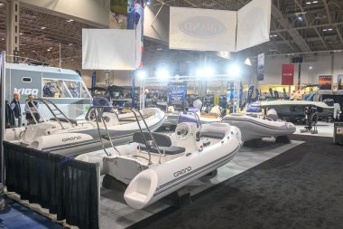 Toronto, ON, Kanada 18 Ocak 2025: Toronto Uluslararası Boat Show 'daki sergide şişme botlar sunuluyor...