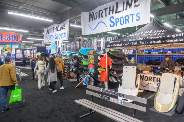 Toronto, ON, Kanada 18 Ocak 2025: 57. Toronto Uluslararası Boat Show 'daki sergide can yelekleri ve diğer aksesuarlar sergileniyor..