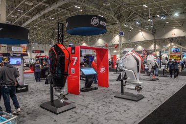 Toronto, ON, Kanada 18 Ocak 2025: Dış motorlar 67. Toronto Uluslararası Boat Show 'da sergilendi..