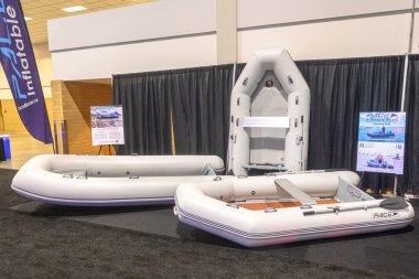 Toronto, ON, Kanada 18 Ocak 2025: Toronto Uluslararası Boat Show 'daki sergide şişme botlar sunuluyor...