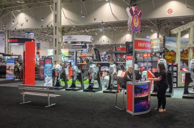 Toronto, ON, Kanada 18 Ocak 2025: Toronto Uluslararası Boat Show 'daki sergide yelkenliler sunuluyor...