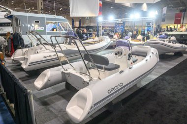 Toronto, ON, Kanada 18 Ocak 2025: Toronto Uluslararası Boat Show 'daki sergide şişme botlar sunuluyor...