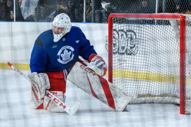 Toronto, ON, Kanada 26 Ocak 2025: Toronto Maple Leafs # 23 Hal Gill, SportChek tarafından sunulan Alumni Blue ve White Game antrenmanı sırasında disk tutuyor.