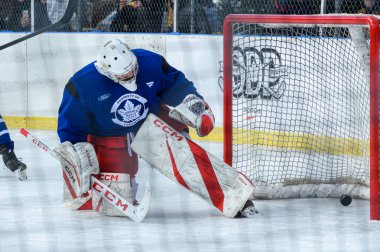Toronto, ON, Kanada 26 Ocak 2025: Toronto Maple Leafs Mezunlar Kalecisi, SportChek 'in sunduğu Alumni Blue ve White Game antrenmanında diski kaleye soktu.
