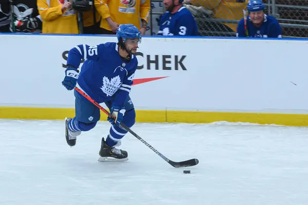 Toronto, ON, Kanada 26 Ocak 2025: Toronto Maple Leafs # 45 Mark Fraser, SportChek tarafından sunulan Alumni Blue ve White Game antrenmanı sırasında diskle hareket ediyor.