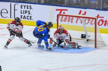 Toronto, ON, Kanada 1 Şubat 2025: # 40 Blayre Turnbull Toronto Asa forveti PWHL 'nin 42 numaralı oyunu sırasında Coca-Cola Coliseum' da (Score 4-2 Toronto Asa) oynamıştır.).