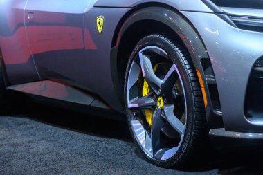 Toronto, ON, Kanada - 14 Şubat 2023 Ferrari Purosangue Kanada Uluslararası Otomobil Fuarı 'nda sunuldu.