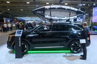 Toronto, ON, Kanada - 14 Şubat 2025: Kia Sorento HEV Kanada Uluslararası Otomobil Fuarı 'nda sunuldu.