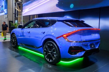 Toronto, ON, Kanada - 14 Şubat 2025: Kia EV6 Kanada Uluslararası Otomobil Fuarı 'nda sunuldu.