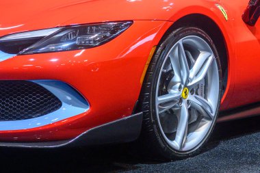 Toronto, ON, Kanada - 14 Şubat 2025: Ferrari 296 GTS Kanada Uluslararası Otomobil Fuarı 'nda sunuldu.