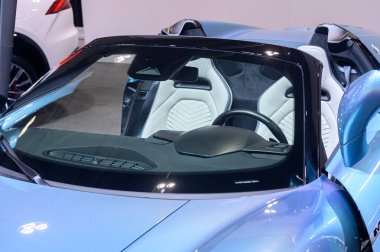 Toronto, ON, Kanada - 14 Şubat 2024 Maserati MC20 Cielo, Kanada Uluslararası Otomobil Fuarı 'nda sunar..
