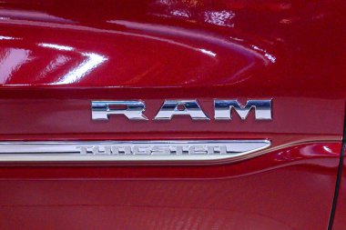 Toronto, ON, Kanada - 14 Şubat 2025 Dodge 2025 Ram 1500 Tungsten Kanada Uluslararası Otomobil Fuarı 'nda sunuldu.