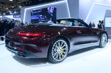 Toronto, ON, Kanada - 14 Şubat 2025: Mercedes-Benz AMG SL 63 4Matic Kanada Uluslararası Otomobil Fuarı 'nda sunuldu.