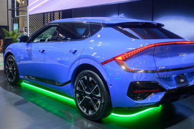 Toronto, ON, Kanada - 14 Şubat 2025: Kia EV6 Kanada Uluslararası Otomobil Fuarı 'nda sunuldu.