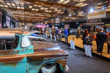 Toronto, ON, Kanada - 14 Şubat 2025: Gezginler, 2025 Kanada Uluslararası Otomobil Fuarı sırasında Oto Exotica bölümünde egzotik bir araç tarafından çekiliyor.