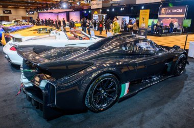 Toronto, ON, Kanada - 14 Şubat 2023 Pagani Huayra R, Kanada Uluslararası Otomobil Fuarı sırasında Auto Exotica bölümünde sunulmuştur..