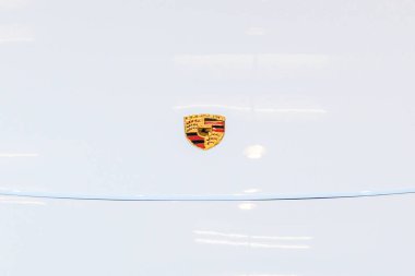 Toronto, ON, Kanada - 14 Şubat 2025: 2025 Kanada Uluslararası Otomobil Fuarı sırasında bir aracın kaputunda Porsche logosu.