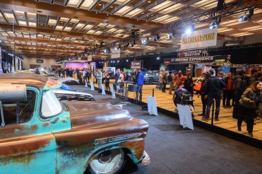 Toronto, ON, Kanada - 14 Şubat 2025: Gezginler, 2025 Kanada Uluslararası Otomobil Fuarı sırasında Oto Exotica bölümünde egzotik bir araç tarafından çekiliyor.