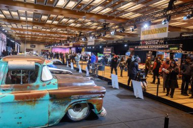 Toronto, ON, Kanada - 14 Şubat 2025: Gezginler, 2025 Kanada Uluslararası Otomobil Fuarı sırasında Oto Exotica bölümünde egzotik bir araç tarafından çekiliyor.