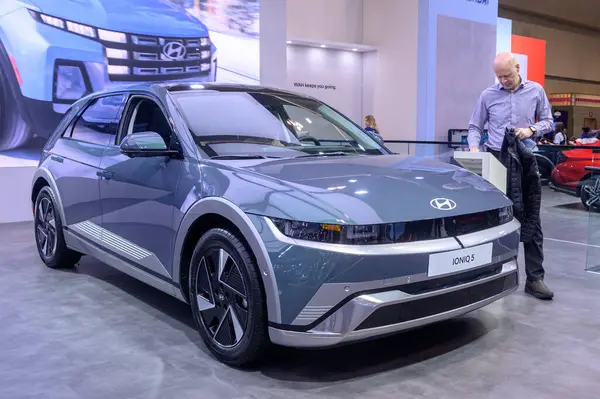 Toronto, ON, Kanada - 14 Şubat 2025: Hyundai IONIQ 5 Kanada Uluslararası Otomobil Fuarı 'nda sunuldu.