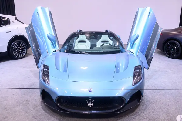 Toronto, ON, Kanada - 14 Şubat 2024 Maserati MC20 Cielo, Kanada Uluslararası Otomobil Fuarı 'nda sunar..