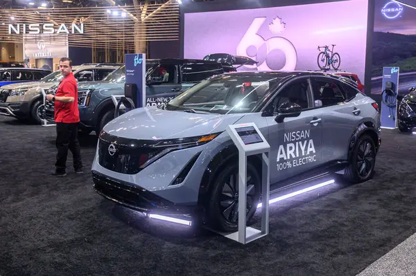 Toronto, ON, Kanada - 14 Şubat 2025: Nissan Ariya elektrikli araba 2025 Kanada Uluslararası Otomobil Fuarı 'nda sunuldu.