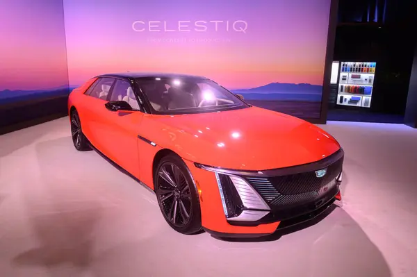 Toronto, ON, Kanada - 14 Şubat 2025: Çok lüks Cadillac Celestiq 2025 Kanada Uluslararası Otomobil Fuarı sırasında Auto Exotica bölümünde sunuldu.