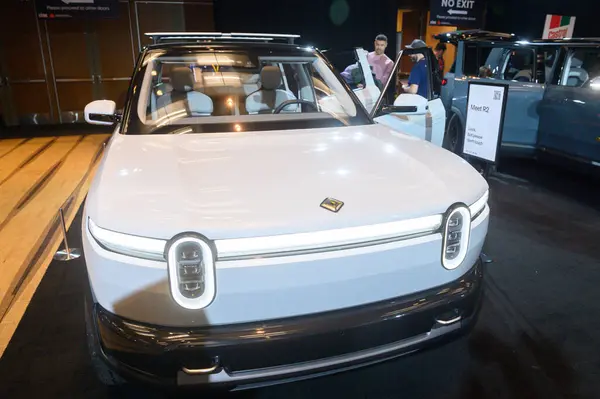 Toronto, ON, Kanada - 14 Şubat 2025: Rivian R2, Kanada Uluslararası Otomobil Fuarı sırasında Auto Exotica bölümünde sunuldu.