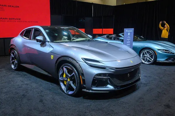Toronto, ON, Kanada - 14 Şubat 2023 Ferrari Purosangue Kanada Uluslararası Otomobil Fuarı 'nda sunuldu.