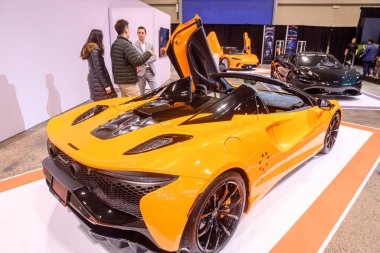 Toronto, ON, Kanada - 14 Şubat 2025: McLaren Artura Spider, Kanada Uluslararası Otomobil Fuarı 'nda sunar..