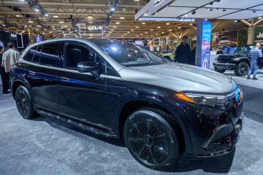 Toronto, ON, Kanada - 14 Şubat 2025: Mercedes-Benz Maybach EQS 680 lüks elektrikli SUV Kanada Uluslararası Otomobil Fuarı 'nda sunuldu.
