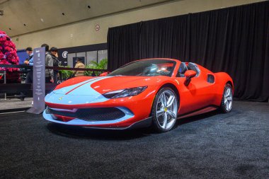 Toronto, ON, Kanada - 14 Şubat 2025: Ferrari 296 GTS Kanada Uluslararası Otomobil Fuarı 'nda sunuldu.