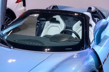 Toronto, ON, Kanada - 14 Şubat 2024 Maserati MC20 Cielo, Kanada Uluslararası Otomobil Fuarı 'nda sunar..